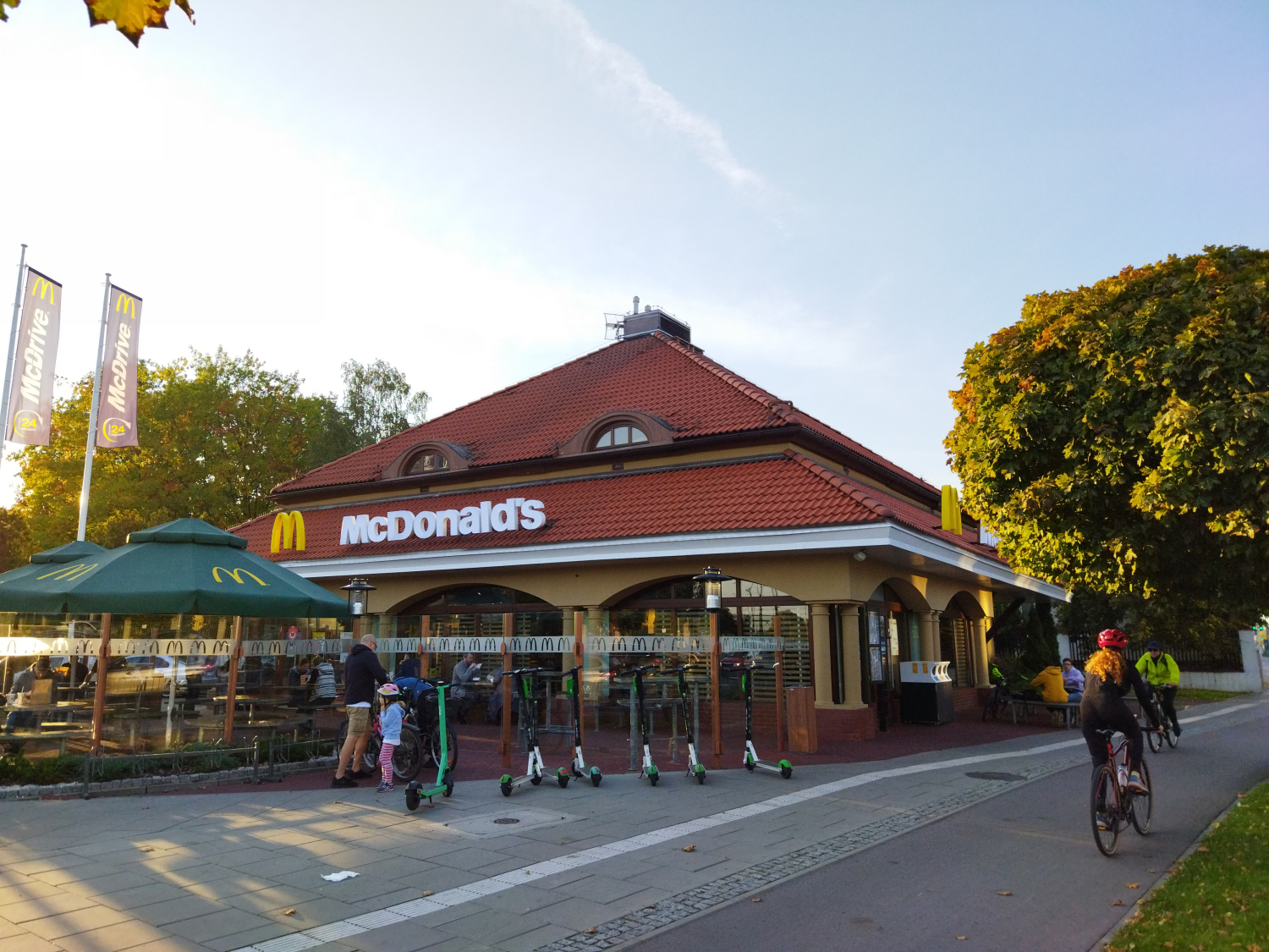 Zdjęcie architektury budynku McDonald’s